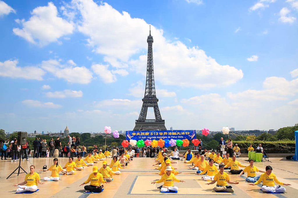 Pratique du Falun Gong devant la Tour Eiffel Place du Trocadéro
